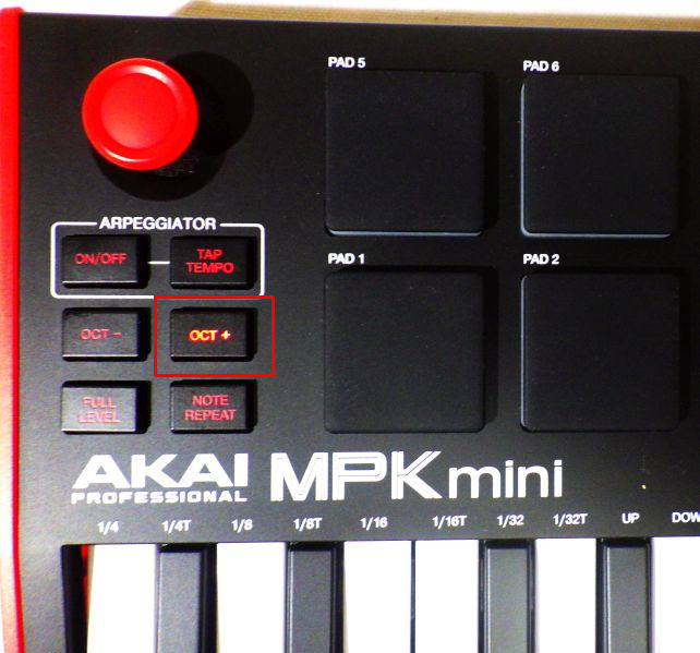 全て光っているので、照明の関係もあって見づらいが、今は「OCT+」で1オクターブ上設定