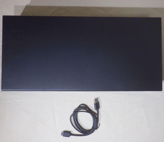 中身は台とUSBケーブルのみ