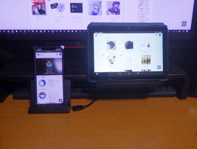 右の引き出しの手前の溝に小型タブレットやスマホを立てることも可能