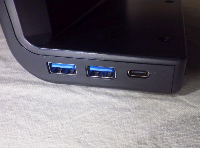 この台の付加価値=USBポート(しかもUSB2.0ではない)