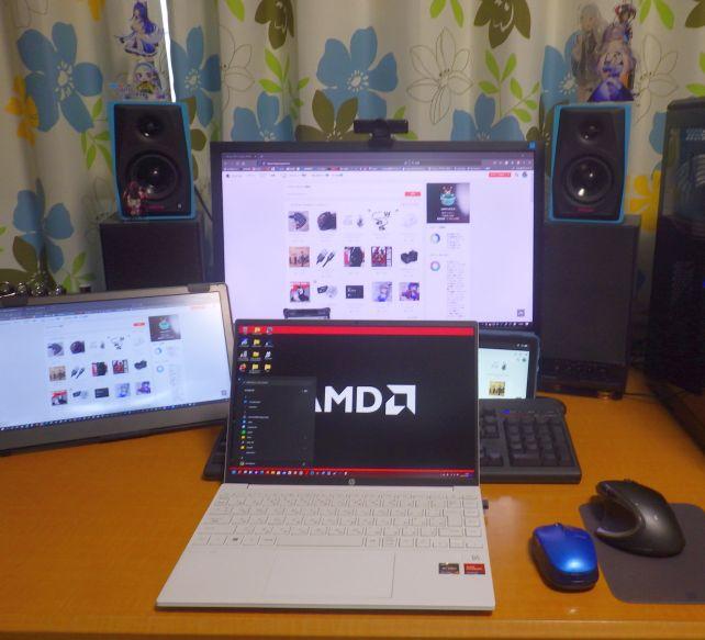 手前にノートPCを置くと机の上ほぼいっぱい