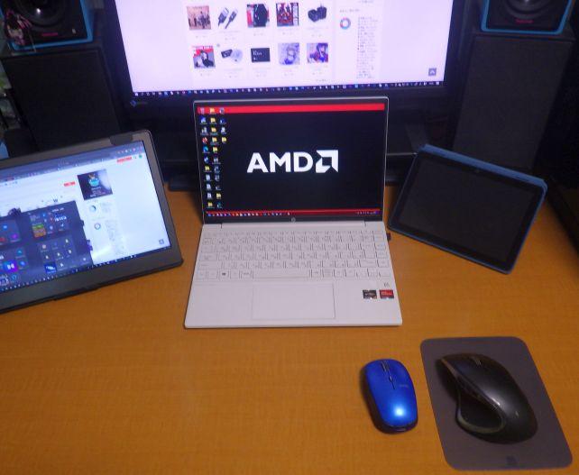 キーボードがディスプレイ下にしまえる事で、手前に十分なスペースが...!