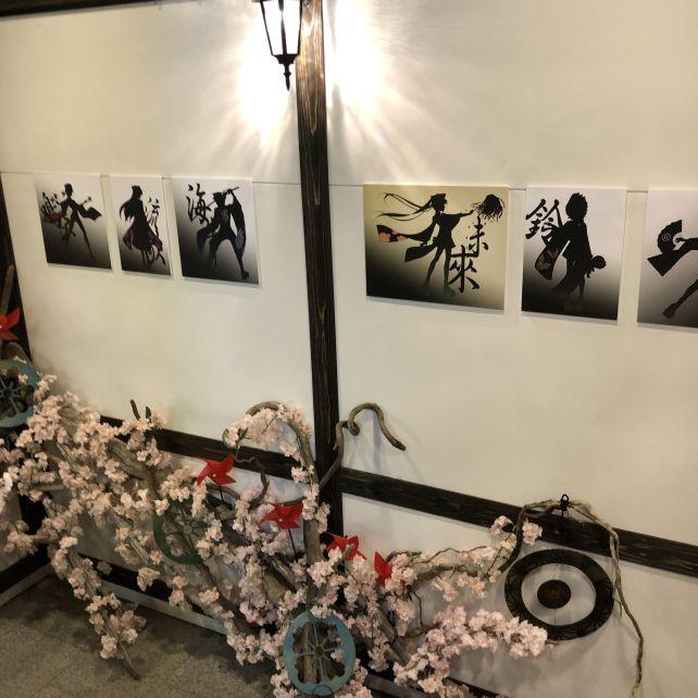 エントランスに飾られているシルエットの絵