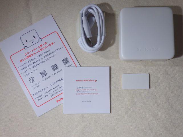 内容物は、本体と電源用USBケーブル、固定用両面テープと説明書類