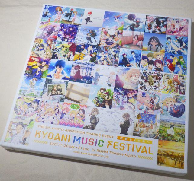 各ジャケット画がちりばめられているが、小さい....