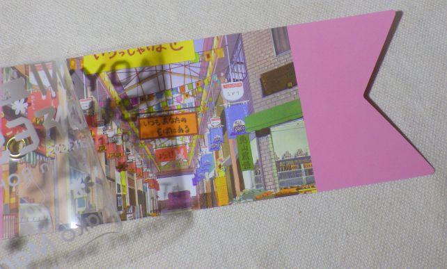 タイトル等が印刷されたのはクリア素材でめくって背景を鑑賞することが可能