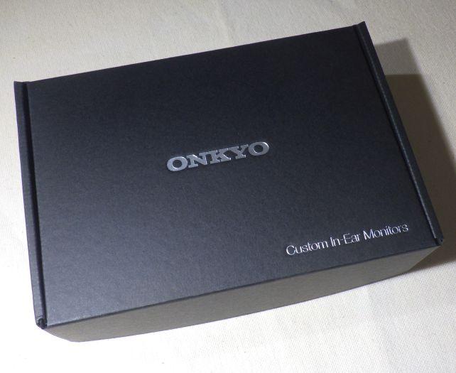 外装ケースはシンプルな紙製