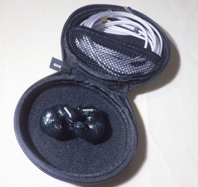 ポーチの中には、本体とオヤイデのケーブル