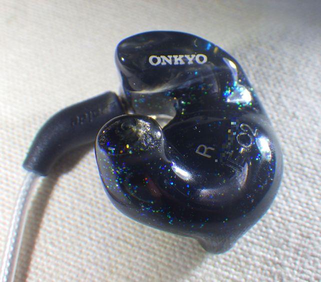 表には文字が入らず、内側にONKYOと型番の刻印(S/N部分加工)