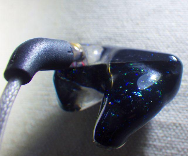 この外側の切り口が平面なところや、サイドの文様が3Dプリンタ、と言う感じ