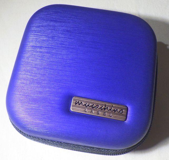 光沢のある碧がいい感じの外見