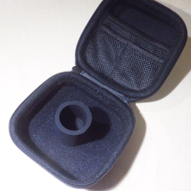 シリコン製の中の支柱は、イヤホンのシェルの大きさに合わせて移動可