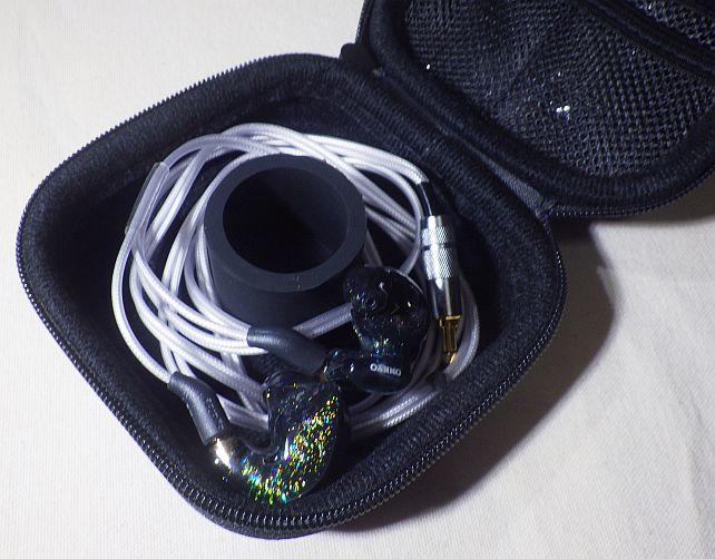 と比べて、中央の穴が定型でないので、一般的な袋入り乾燥剤が使えるのは利点