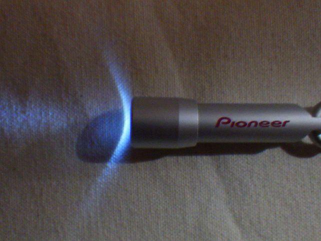 青いひかりなのでメチャ明るくはないが、ソコソコ光量がある。