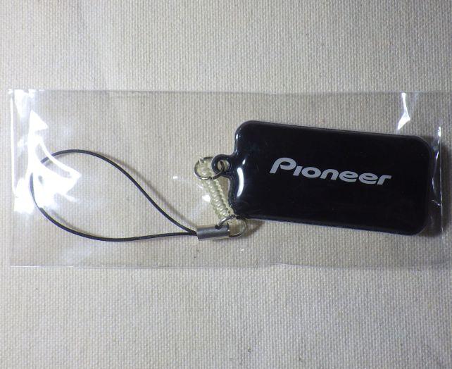 Pioneerのロゴが入ったストラップ
