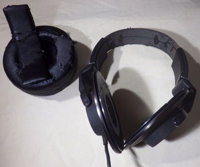 単にパッド類を除去しただけでは、ヘッドバンド部にはべったりと接着剤が