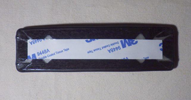 中央は剥離紙を残し、周辺のみで接着する方式に