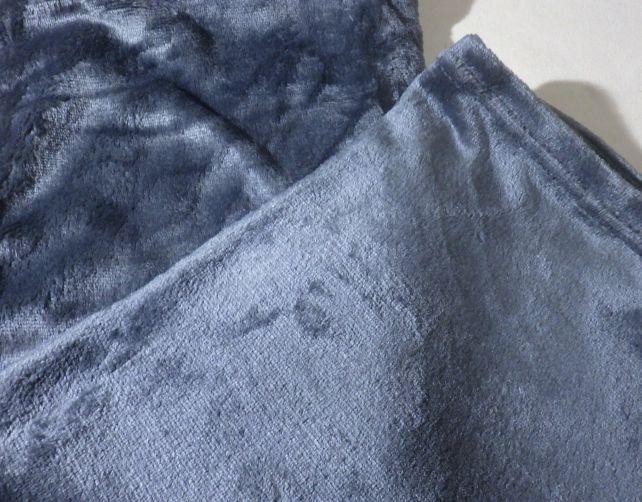 サラサラとしていて手触りが良い。他にベージュっぽいのなど数色あった。