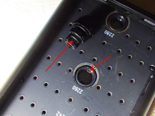 この穴の突起とプラ部品の溝を合わせるのだが...「合い」が良くない