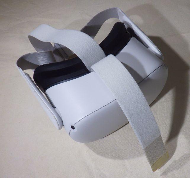 ゴムバンド固定は少々弱い(頭頂部のゴムのベルクロを外している様子)