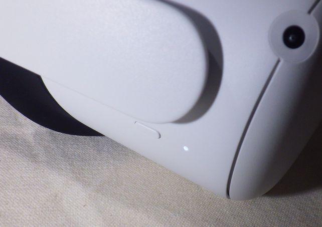 電源ボタンとインジケーターは右側面