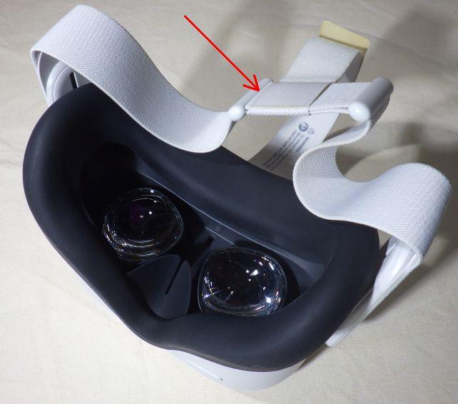標準ストラップのゴムベルト。特に矢印部分の頭頂部のストラップの固定が上に引っ張られるのが不快。