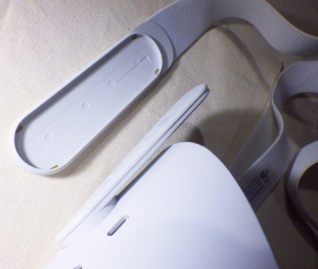 標準のゴムストラップを「土台」を破損させないようにバキッともぎ取り...