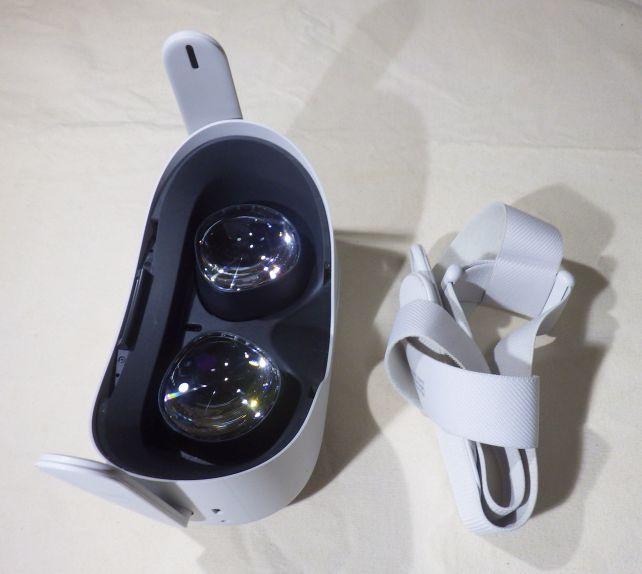 標準ストラップを外したところ(作業しやすいように顔面側のパッドは外している)