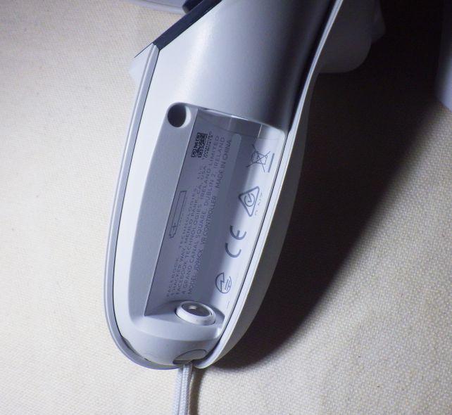 よく消費者団体に訴えられなかったものだと、逆に感心するクソ硬い電池挿入部