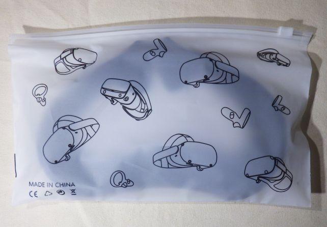 モノとして、「取り外してしまう」ものではないが、家族などとの本体の共用を想定しているのか、簡易的なケース入り