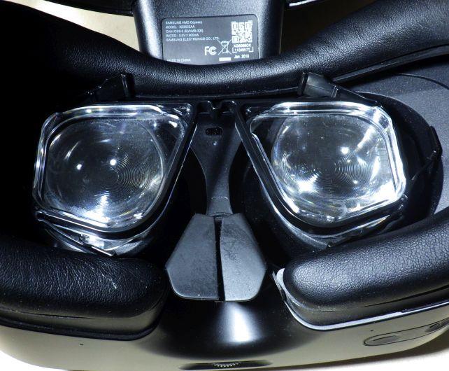 汎用品流用のわりには、レンズの形は似ているが、やはり微妙に違う=枠が視界に入る