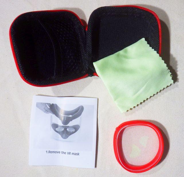 レンズひとつずつにレンズワイプが付いている