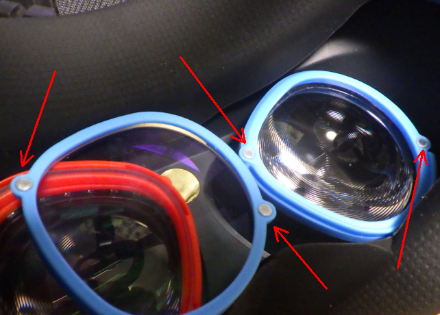 噛み合わせが弱いので土台もずれるし、磁石(矢印)も弱いのでレンズも落ちやすい