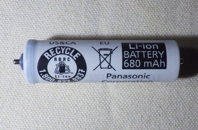 中身は680mAh品のこのバッテリーがごろんと入っているだけ