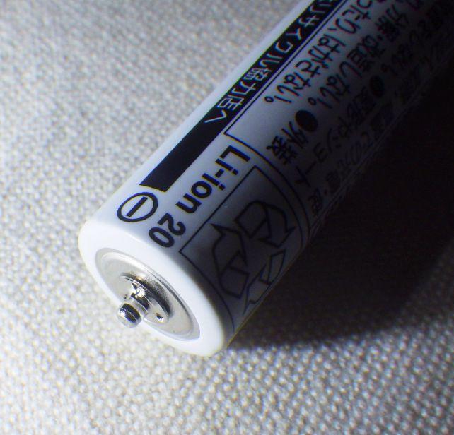 マイナス側はわりら平坦なベースから突起が生えているのに対して....