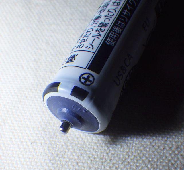 プラス側は若干盛り上がったベースから生えている