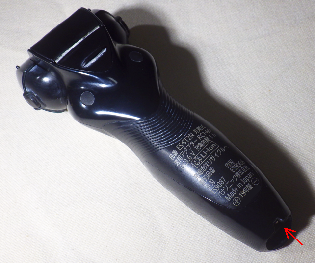 最初にアプローチすべきは、尾部のこのネジ