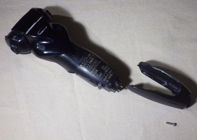 ネジを外すと、まず充電ポートの周辺パーツが...