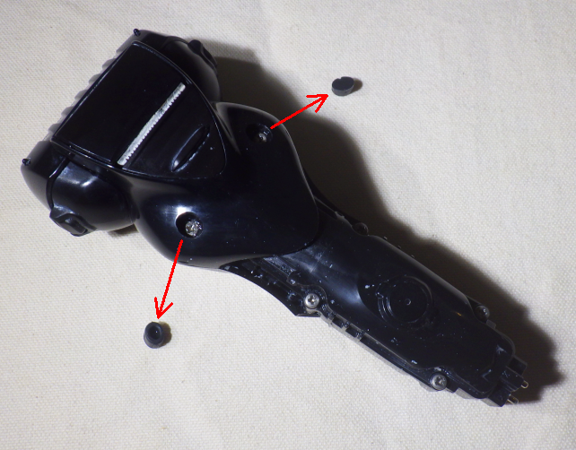 うち2カ所はゴム栓で埋まっているので、針状のものでほじくり出す