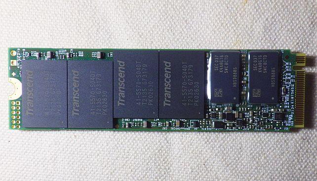 裏側(製品ラベルがない方)にはTranscend印のNANDと...