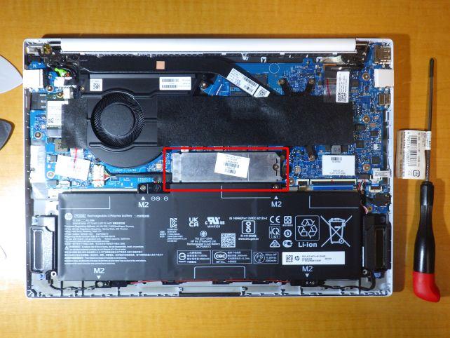 真ん中に鎮座するのがSSD