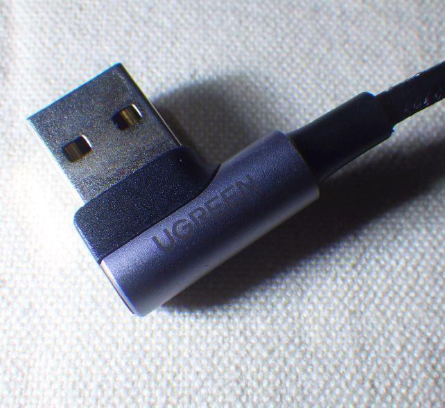 もう一方もL型で、USB-A