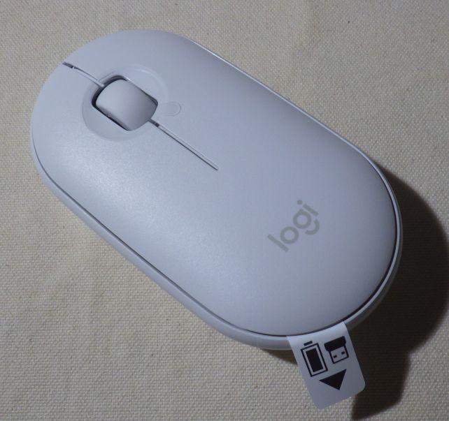 PCに合わせて順当にオフホワイトを選択。電池の絶縁テープが妙なところに??