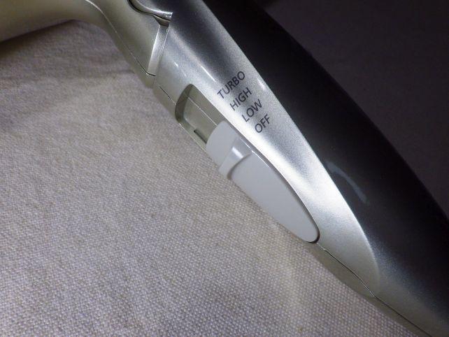 持ち手前方のスライドスイッチは「風量だけ」を変える