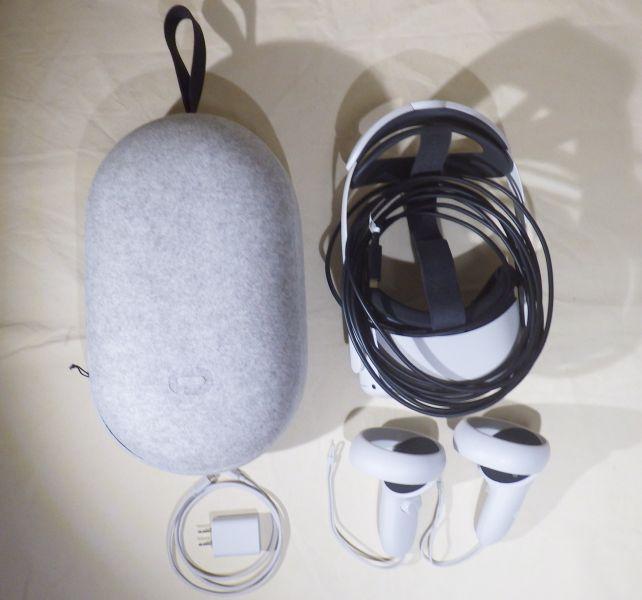 Linkケーブルつけたままの本体、2つのコントローラー、充電用ケーブルとACアダプター