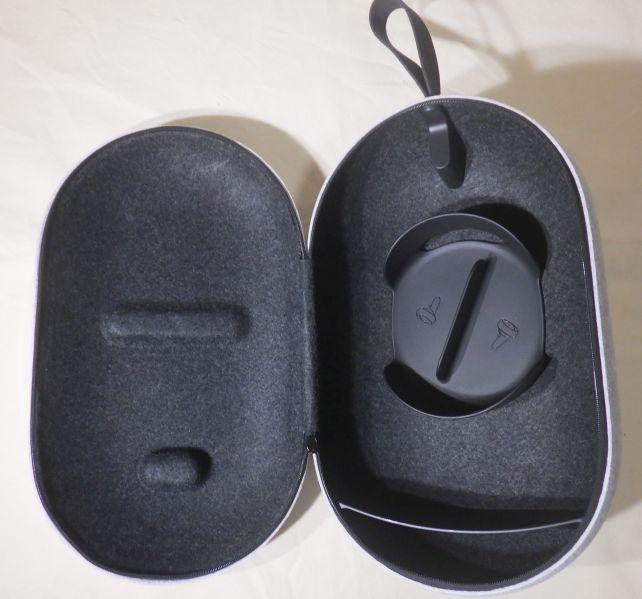 中はQuest 2の各パーツに合わせて、突起や仕切りがある