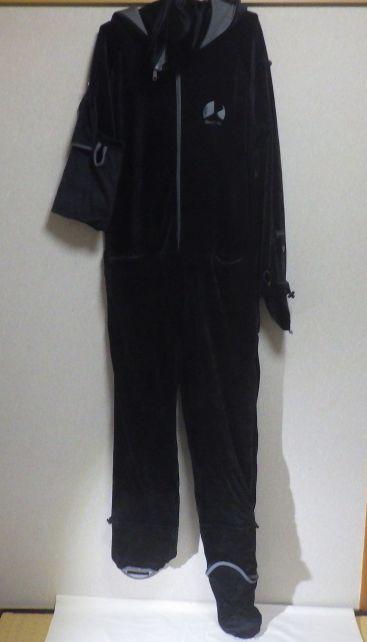 向かって右は手袋など全て「覆う形」に、左は「まくり上げた形」にしてみた