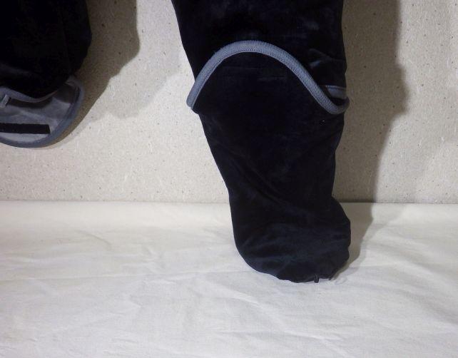 足先も覆う靴下のような機構も...