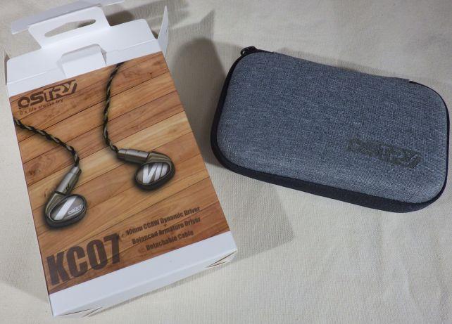 本国版のパッケージは横にスライドする別物。このケースがあきらかに日本版の方が良い。