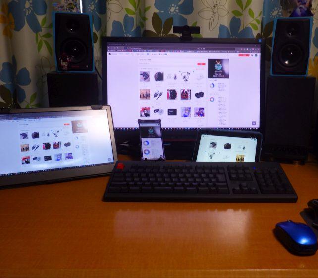 左のモバイルディスプレイの下、もったいない